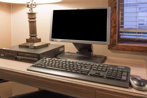 Televisyen dan/atau pusat hiburan di Days Inn by Wyndham West Allis/Milwaukee
