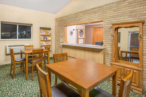 una sala da pranzo con due tavoli e una cucina di Days Inn by Wyndham Worthington a Worthington