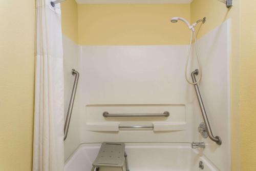 Bilik mandi di Days Inn by Wyndham Moab