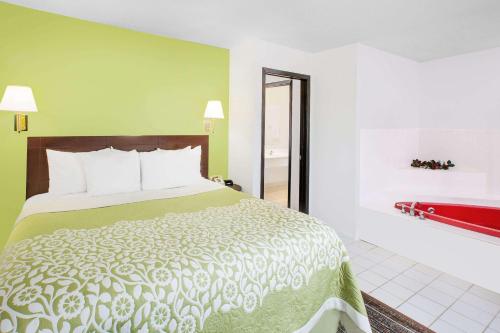 Ένα ή περισσότερα κρεβάτια σε δωμάτιο στο Days Inn by Wyndham York