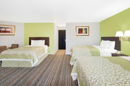 Ένα ή περισσότερα κρεβάτια σε δωμάτιο στο Days Inn by Wyndham York