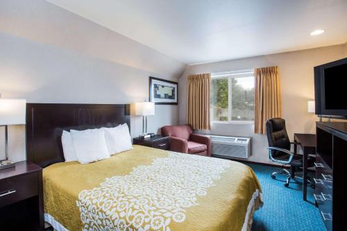 Postel nebo postele na pokoji v ubytování Days Inn by Wyndham Seattle Aurora