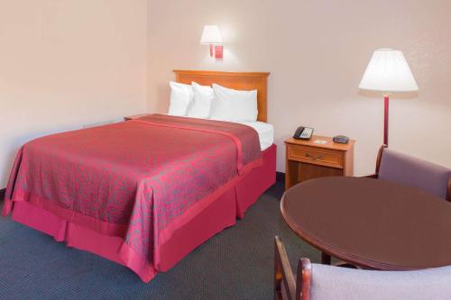 Days Inn by Wyndham Tallahassee University Centerにあるベッド