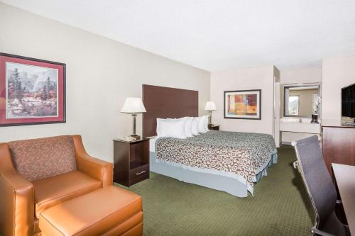 Gallery image of Days Inn by Wyndham Hendersonville in Hendersonville