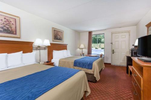 溫斯頓·塞勒姆的住宿－溫斯頓塞勒姆北戴斯酒店，酒店客房设有两张床和一台平面电视。