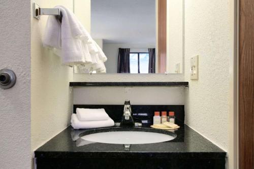 奧格爾斯比的住宿－奧格爾斯​​比戴斯酒店，一间带水槽和镜子的浴室