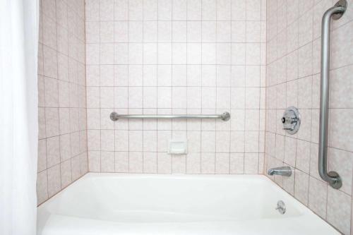 e bagno con doccia e vasca bianca. di Days Inn by Wyndham Los Angeles LAX/ Redondo&ManhattanBeach a Lawndale