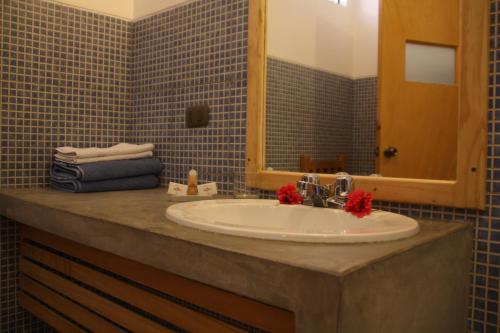 a bathroom with a sink and a mirror at Hotel Villa Jazmin in Ica