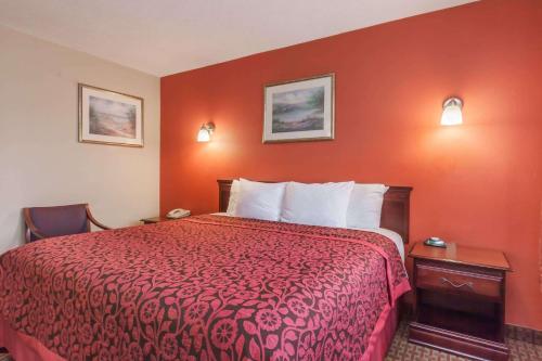 Red Carpet Inn Elktonにあるベッド