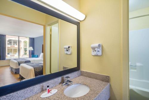 Ένα μπάνιο στο Days Inn by Wyndham Statesville