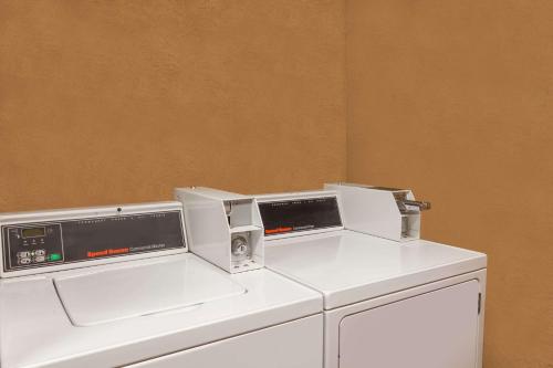 2 microondas sobre una lavadora en Days Inn by Wyndham Yuma en Yuma