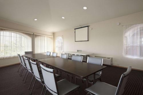 ロックリンにあるDays Inn by Wyndham Rocklin/Sacramentoの長いテーブルと椅子のある会議室