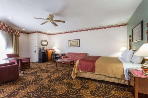 Days Inn by Wyndham Orangeburg房間的床