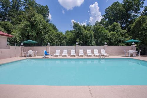 Kolam renang di atau dekat dengan Days Inn by Wyndham Dublin GA