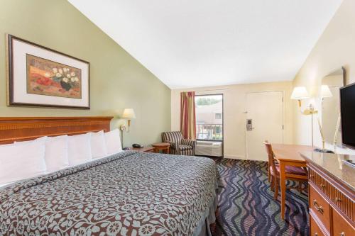 Days Inn by Wyndham Florence/I-95 Northにあるベッド