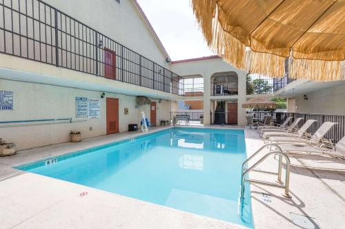 Bazén v ubytování Days Inn by Wyndham Destin nebo v jeho okolí