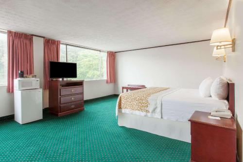 En eller flere senge i et værelse på The Schenectady Inn & Suites