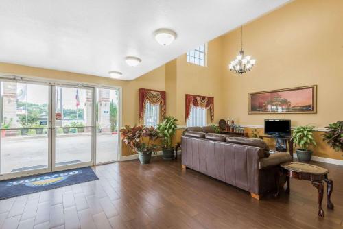 Posezení v ubytování Days Inn by Wyndham San Antonio Southeast Frost Bank Center