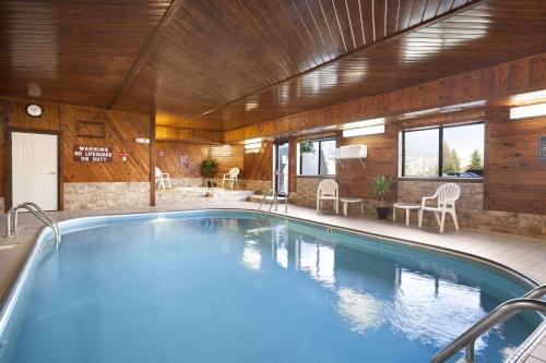 Kolam renang di atau dekat dengan Days Inn by Wyndham Columbia Mall