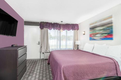 Postel nebo postele na pokoji v ubytování Days Inn by Wyndham St Clairsville