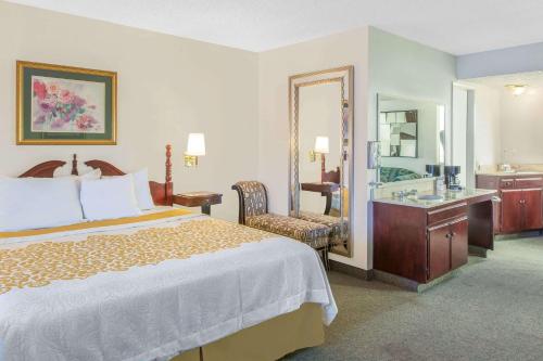 Postel nebo postele na pokoji v ubytování Days Inn by Wyndham Camarillo - Ventura