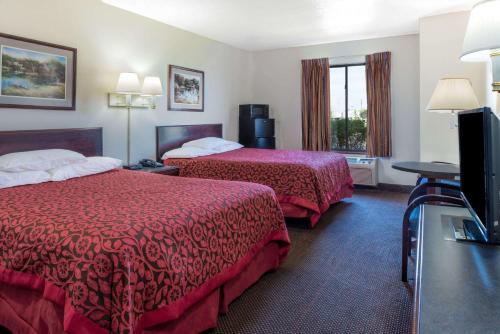 Ένα ή περισσότερα κρεβάτια σε δωμάτιο στο Days Inn by Wyndham Pontoon Beach
