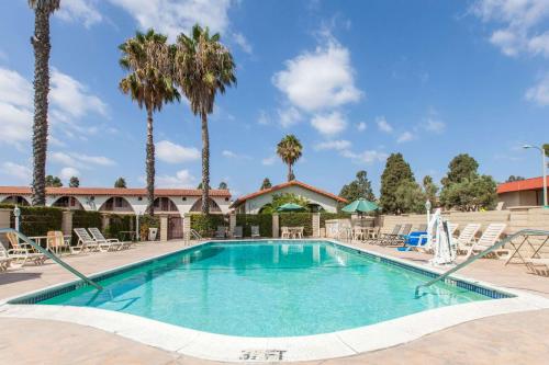 Basen w obiekcie Days Inn by Wyndham Camarillo - Ventura lub w pobliżu