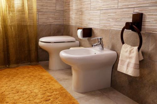 La salle de bains est pourvue de toilettes et d'un lavabo. dans l'établissement Su Connotu, à Sestu