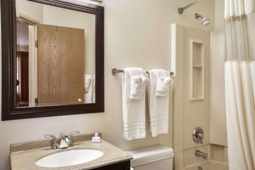 bagno con lavandino, servizi igienici e specchio di Days Inn by Wyndham Billings a Billings