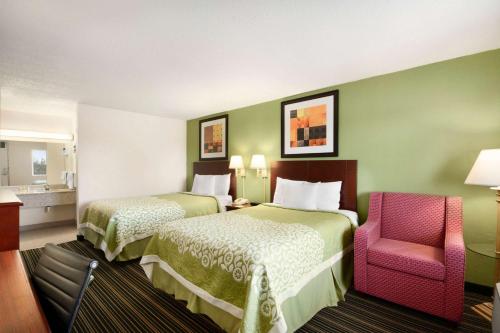 En eller flere senge i et værelse på Days Inn by Wyndham Shelby