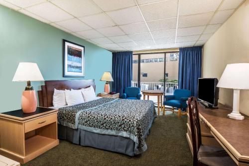 ein Hotelzimmer mit einem Bett und einem TV in der Unterkunft Days Inn by Wyndham Atlantic City Oceanfront-Boardwalk in Atlantic City