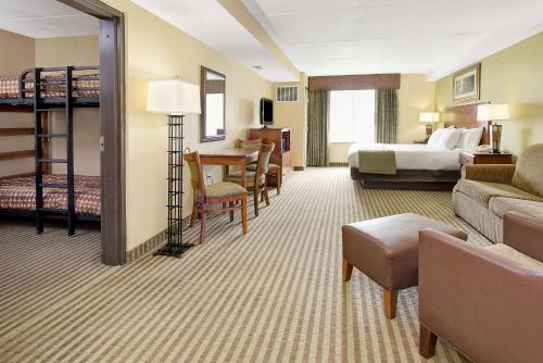 une chambre d'hôtel avec une chambre et des lits superposés dans l'établissement Days Inn by Wyndham Cheyenne, à Cheyenne
