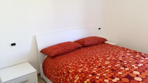 - une chambre avec un lit doté d'oreillers rouges dans l'établissement Casa delle Sirene, à Ischia