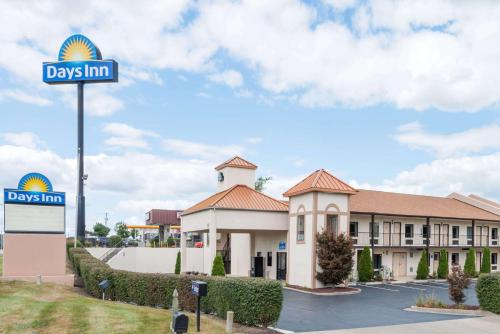a hotel with a sign in front of a building at Days Inn Lexington SE Hamburg in Lexington