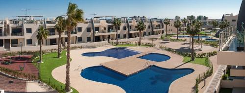 uma vista aérea de um resort com uma piscina em Playa Elisa Bay 108-113 em Pilar de la Horadada