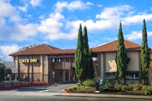 a building with a sign that reads days inn at Days Inn by Wyndham Pinole Berkeley in Pinole