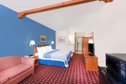 Una habitación de hotel con una cama y un televisor. en Days Inn & Suites by Wyndham Lordsburg, en Lordsburg