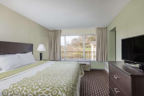 Кровать или кровати в номере Days Inn by Wyndham Jellico - Tennessee State Line
