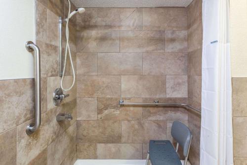 uma casa de banho com chuveiro e WC em Days Inn by Wyndham Dalton em Dalton
