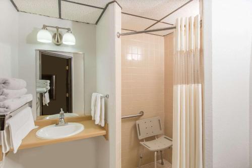 W łazience znajduje się umywalka i prysznic. w obiekcie Days Inn by Wyndham Pierre w mieście Pierre