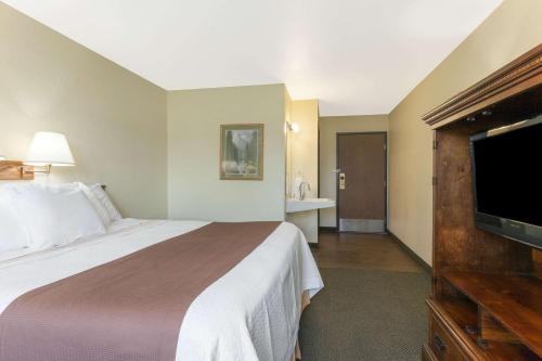 Postel nebo postele na pokoji v ubytování Days Inn by Wyndham Missoula Airport