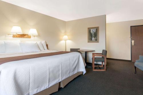 Postel nebo postele na pokoji v ubytování Days Inn by Wyndham Missoula Airport