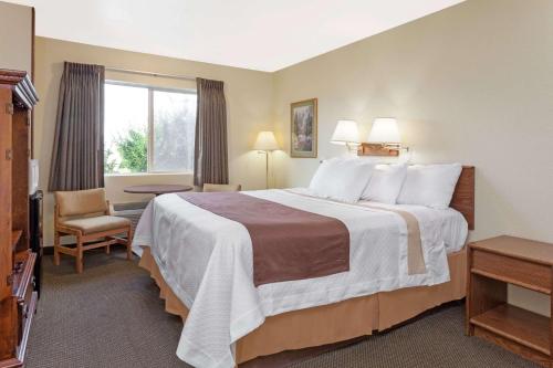 Postel nebo postele na pokoji v ubytování Days Inn by Wyndham Missoula Airport