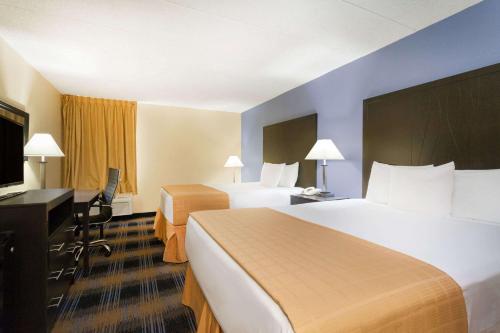 威爾克斯－巴里的住宿－威爾克斯巴爾戴斯酒店，酒店客房设有两张床和电视。