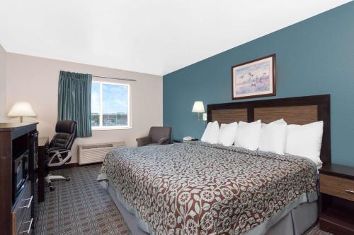 um quarto de hotel com uma cama e uma janela em Days Inn by Wyndham Neenah em Neenah
