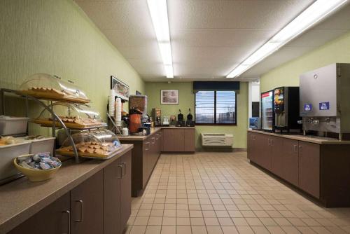 Days Hotel by Wyndham University Ave SE Image