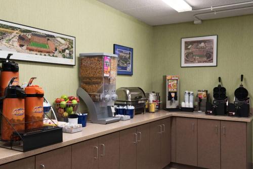 Days Hotel by Wyndham University Ave SE Image