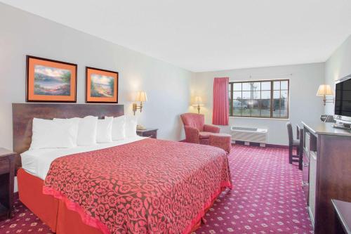 una camera d'albergo con letto e TV di Days Inn by Wyndham Lake Village a Lake Village