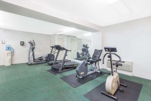 Fitness centrum a/nebo fitness zařízení v ubytování Days Inn by Wyndham Arlington Pentagon