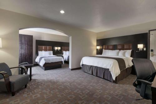 Giường trong phòng chung tại Days Inn by Wyndham Downey